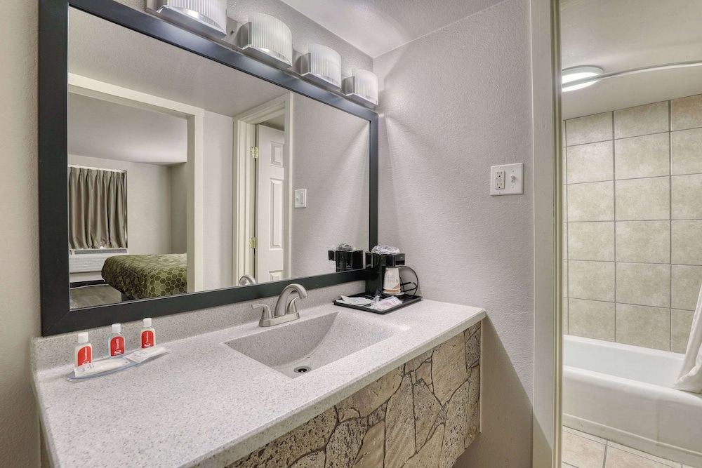 Econo Lodge Neenah Standard Room, 1 King Bed, Non Smoking 9