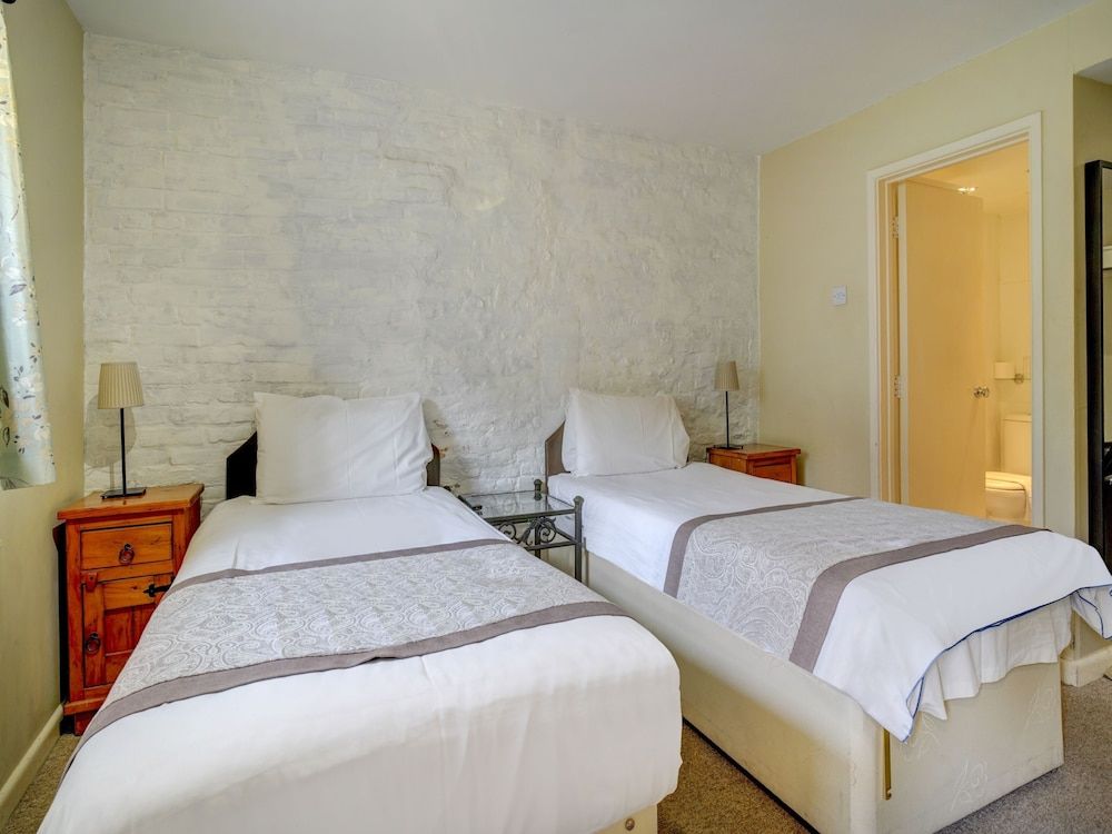 The George & Dragon Inn Twin Room, 2 Twin Beds, Ensuite 3