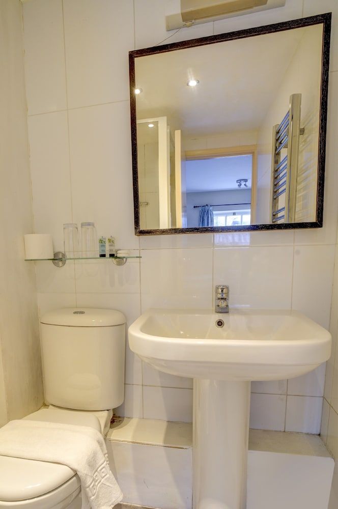 The George & Dragon Inn Twin Room, 2 Twin Beds, Ensuite 5