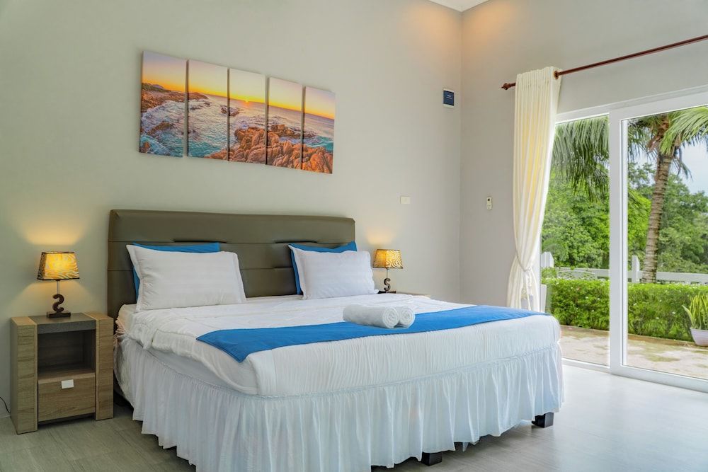 The Hawk's Nest Resort Deluxe Bungalow, 1 King Bed, Non Smoking, Beach View 3