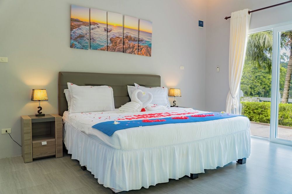 The Hawk's Nest Resort Deluxe Bungalow, 1 King Bed, Non Smoking, Beach View 18