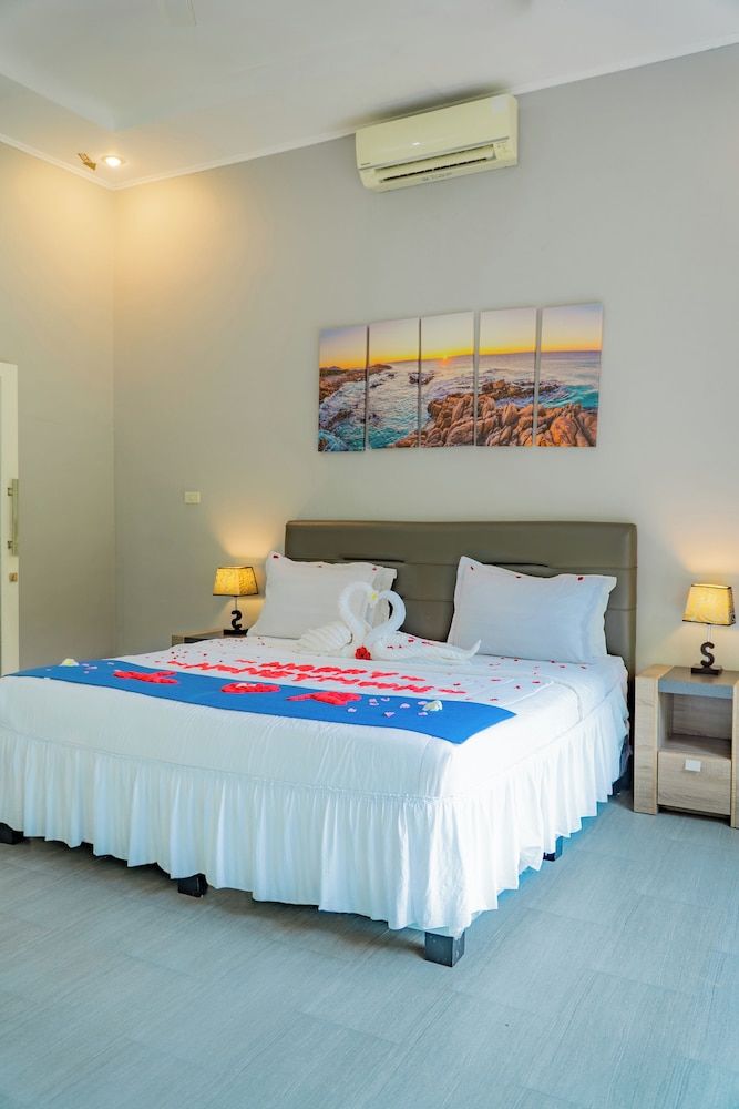 The Hawk's Nest Resort Deluxe Bungalow, 1 King Bed, Non Smoking, Beach View 24