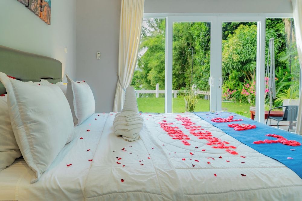 The Hawk's Nest Resort Deluxe Bungalow, 1 King Bed, Non Smoking, Beach View 22