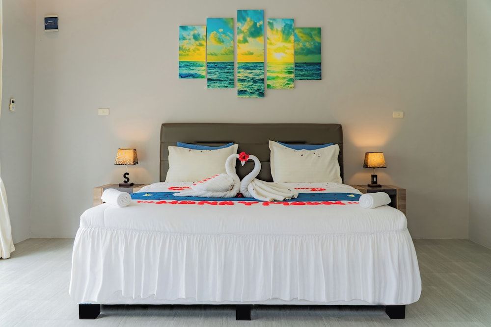 The Hawk's Nest Resort Deluxe Bungalow, 1 King Bed, Non Smoking, Beach View 29