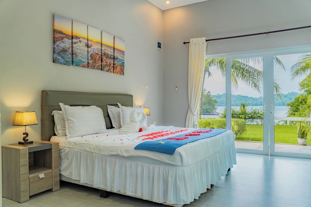 The Hawk's Nest Resort Deluxe Bungalow, 1 King Bed, Non Smoking, Beach View 20