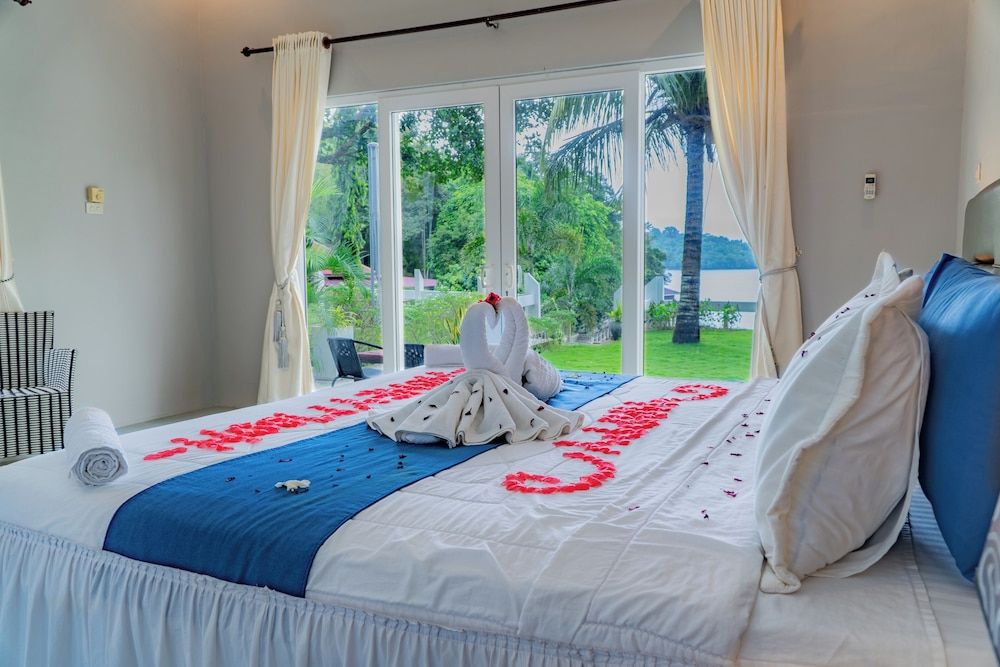 The Hawk's Nest Resort Deluxe Bungalow, 1 King Bed, Non Smoking, Beach View 28
