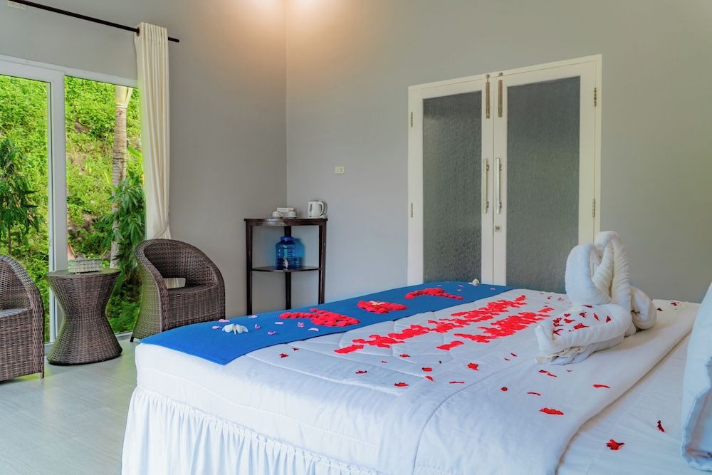 The Hawk's Nest Resort Deluxe Bungalow, 1 King Bed, Non Smoking, Beach View 19