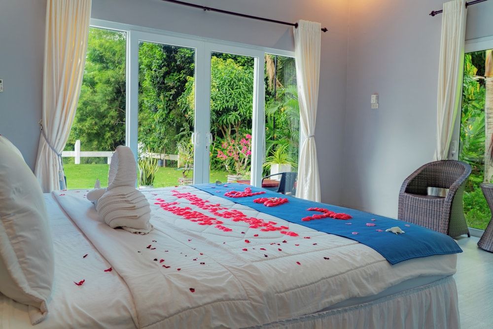 The Hawk's Nest Resort Deluxe Bungalow, 1 King Bed, Non Smoking, Beach View 21