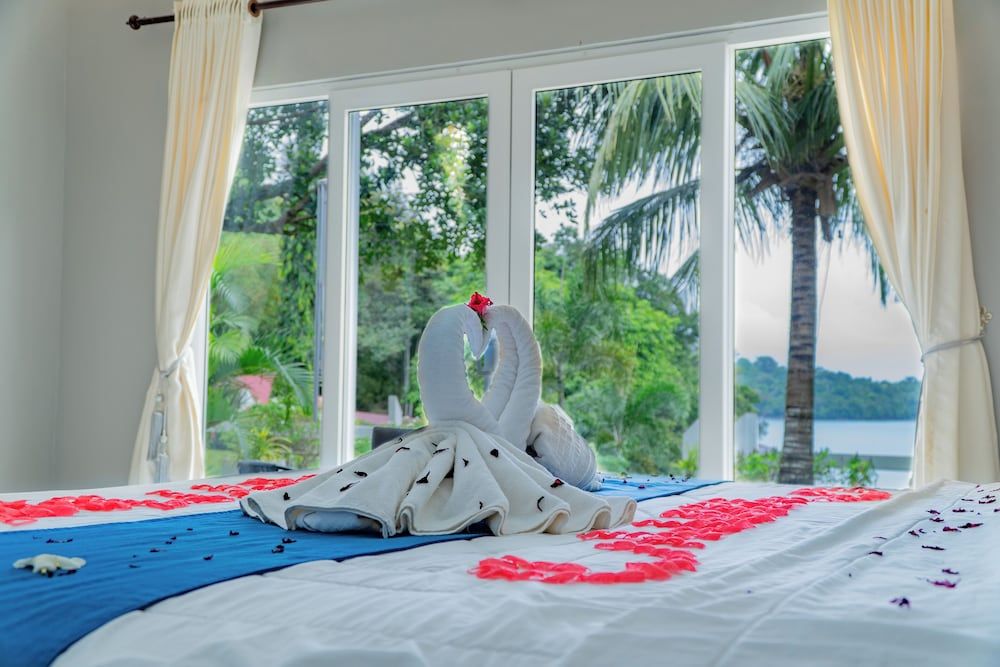 The Hawk's Nest Resort Deluxe Bungalow, 1 King Bed, Non Smoking, Beach View 31