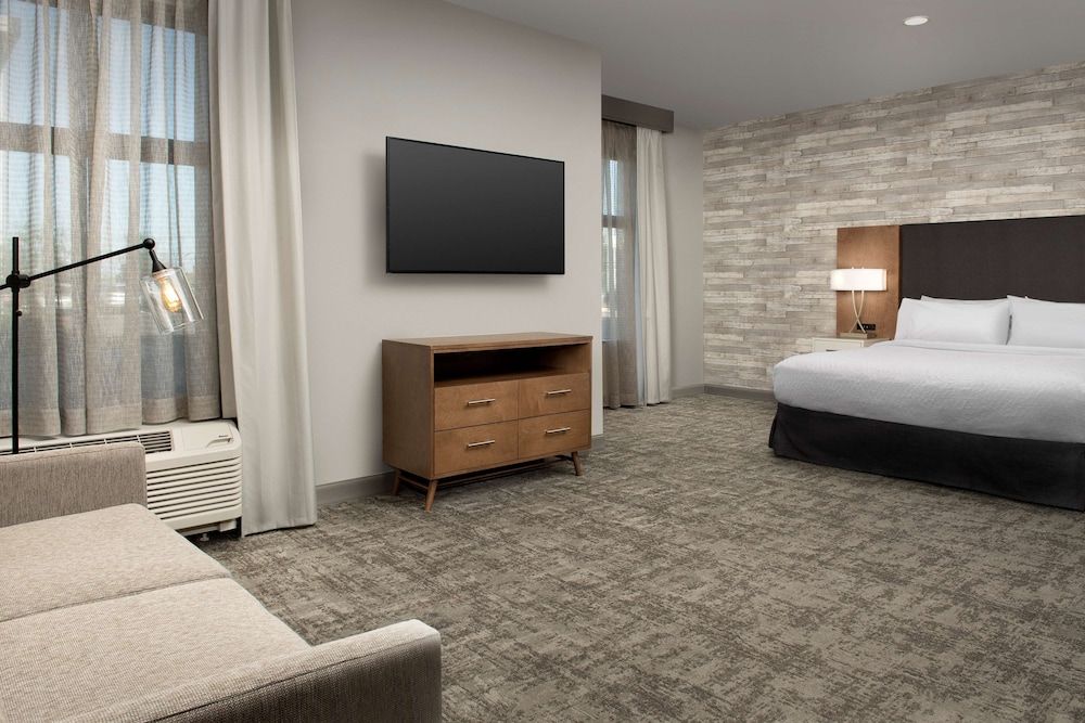 Room, 1 King Bed, Accessible (Mobility & Hearing, Roll-In Shower)