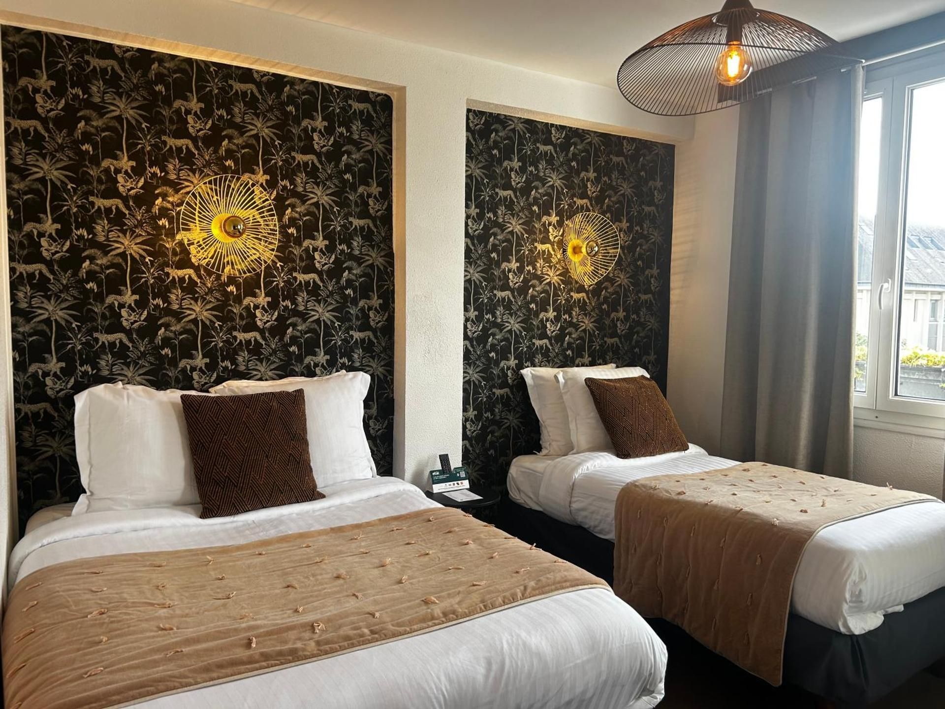Deluxe Double Room (2 Adults + 1 Child)