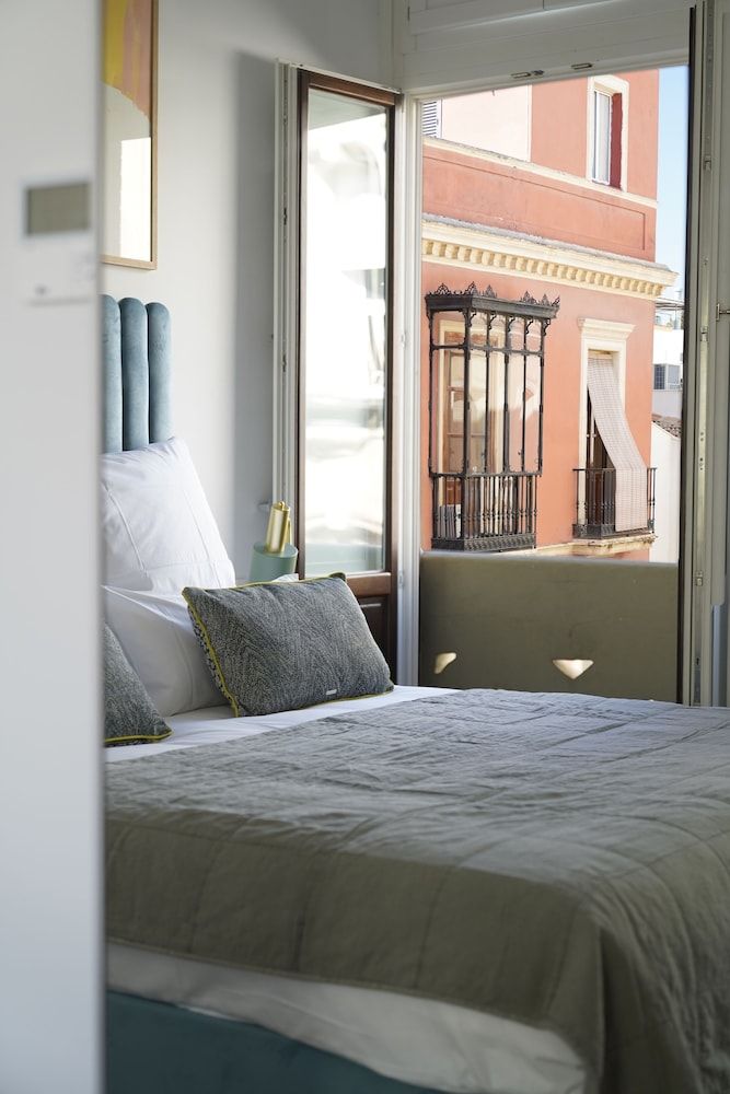 Large 1 Bedroom Apartment with Sofa Bed