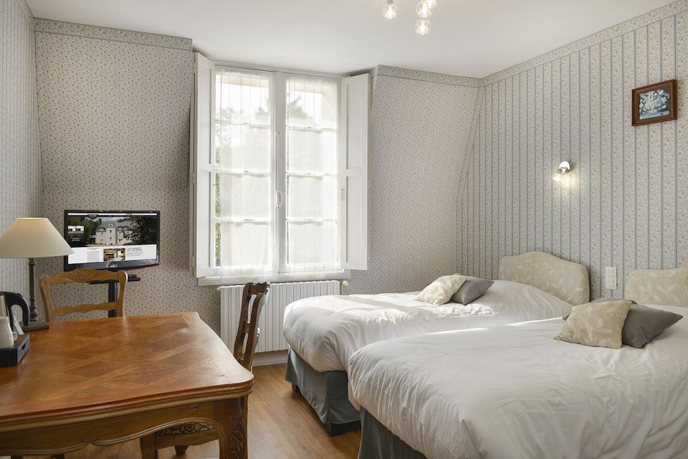 Le Manoir de la Giraudière Standard Twin Room 4