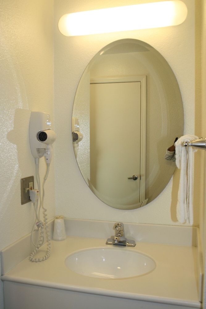 Airport Inn Basic Single Room, 1 King Bed, Accessible 5