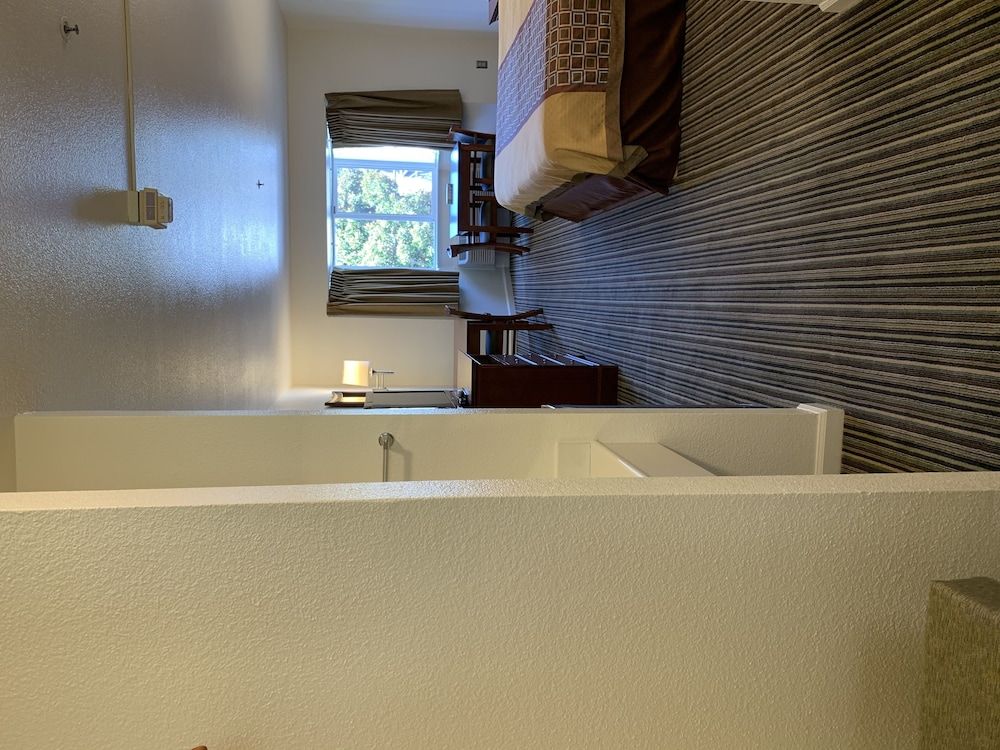 Airport Inn Room, 1 King Bed 9