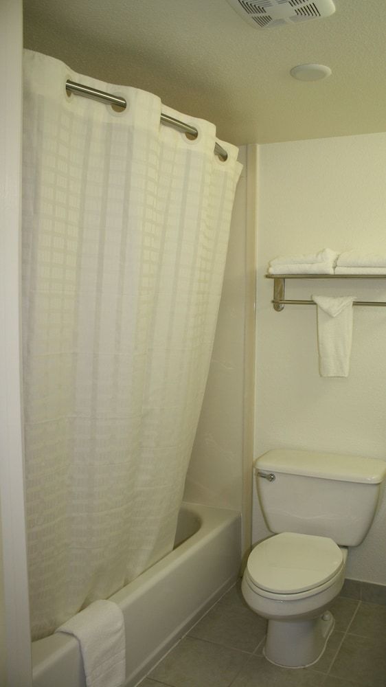 Airport Inn Basic Single Room, 1 King Bed, Accessible 6