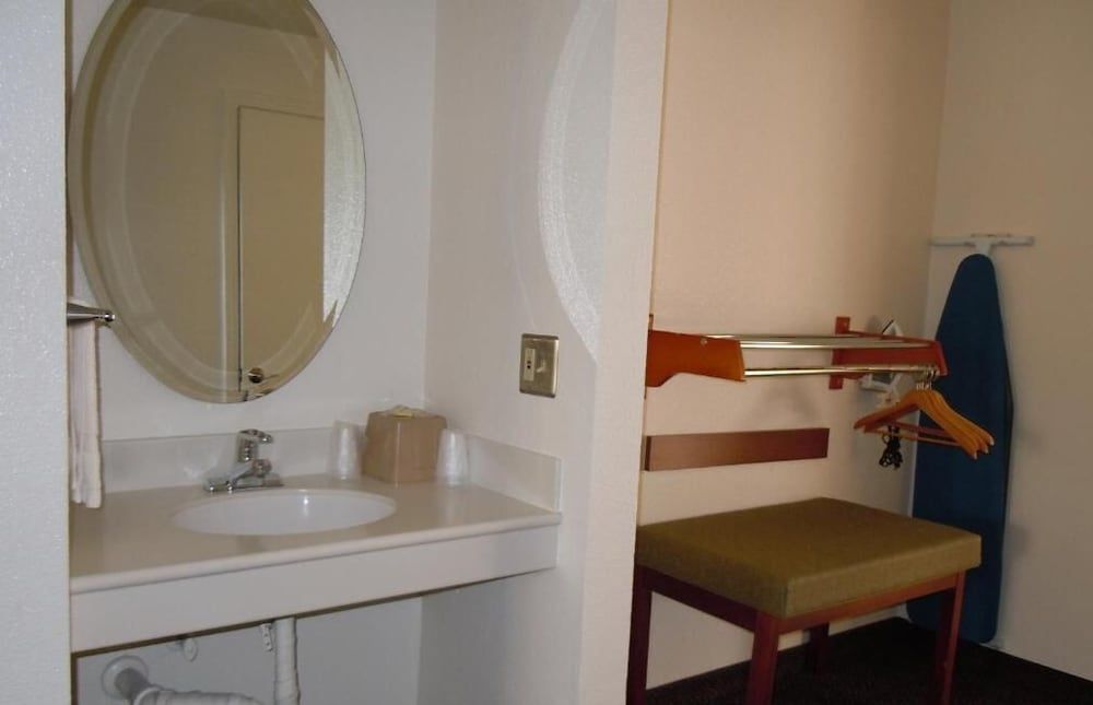 Airport Inn Basic Single Room, 1 King Bed, Accessible 4