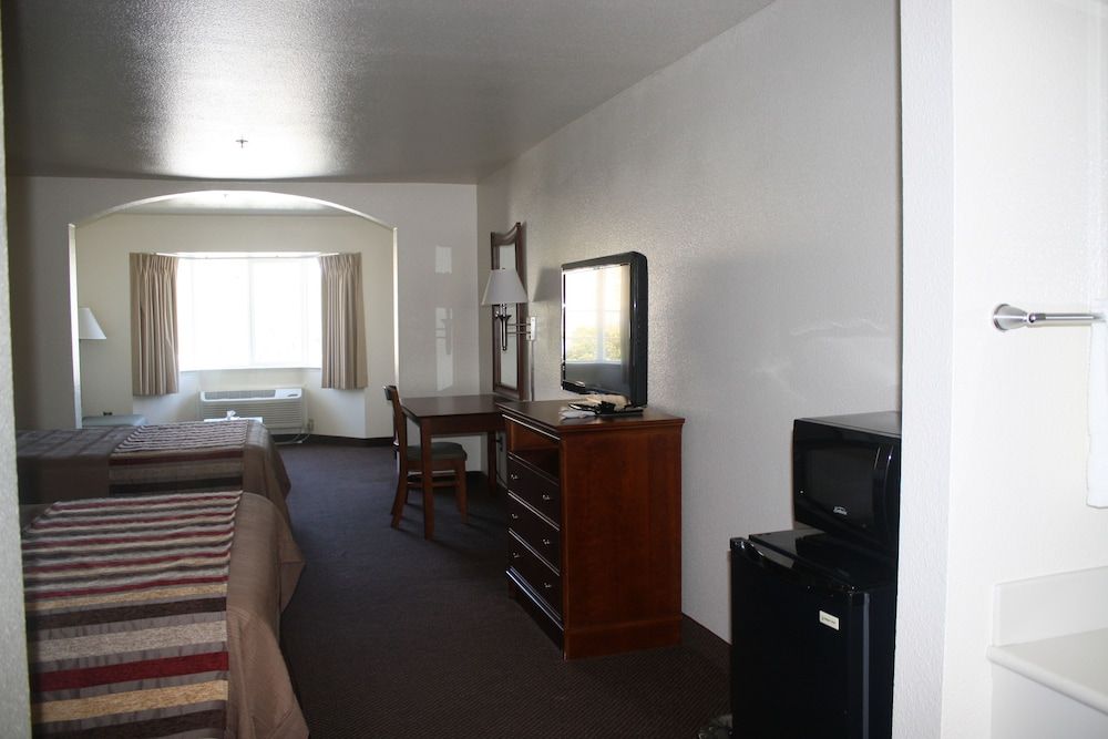 Airport Inn Room, 2 Queen Beds 7