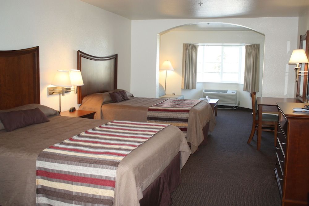 Airport Inn Room, 2 Queen Beds 3