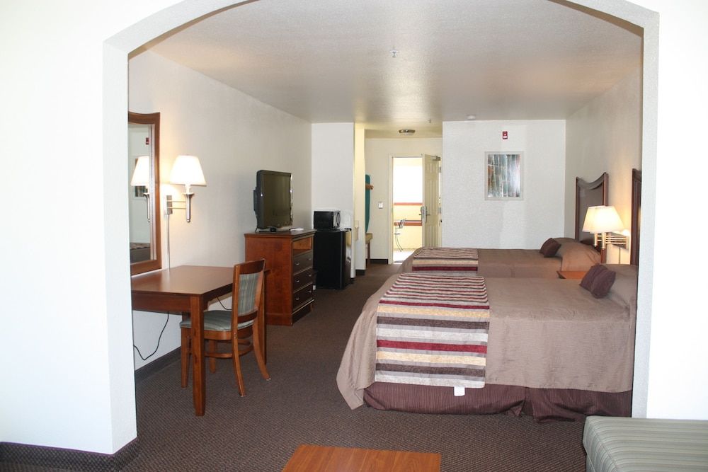 Airport Inn Room, 2 Queen Beds 2