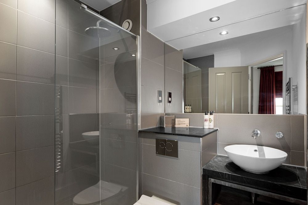 The Rose & Crown Wimbledon Double Room 8