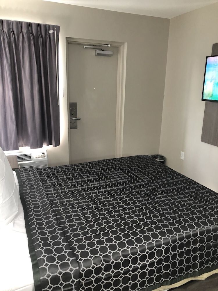 Trolley Stop Motel Standard Single Room, 1 Queen Bed 16