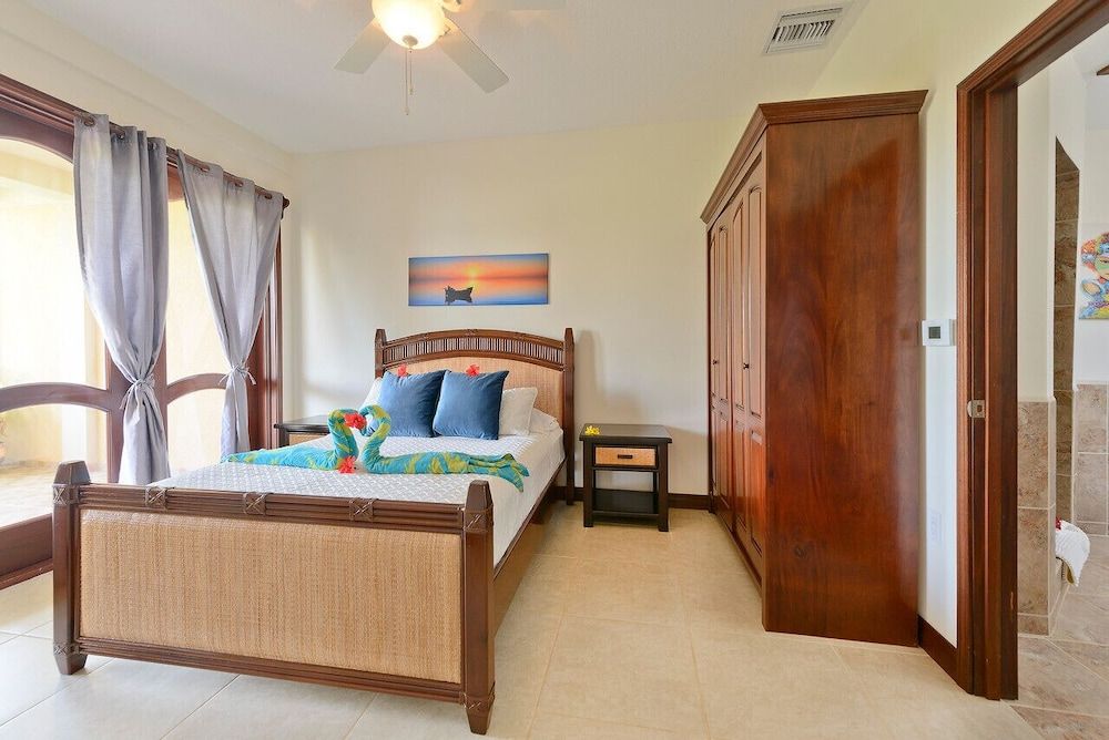 Seiri del Mar Deluxe Villa, 2 Bedrooms, 2 Bathrooms, Beachside 4