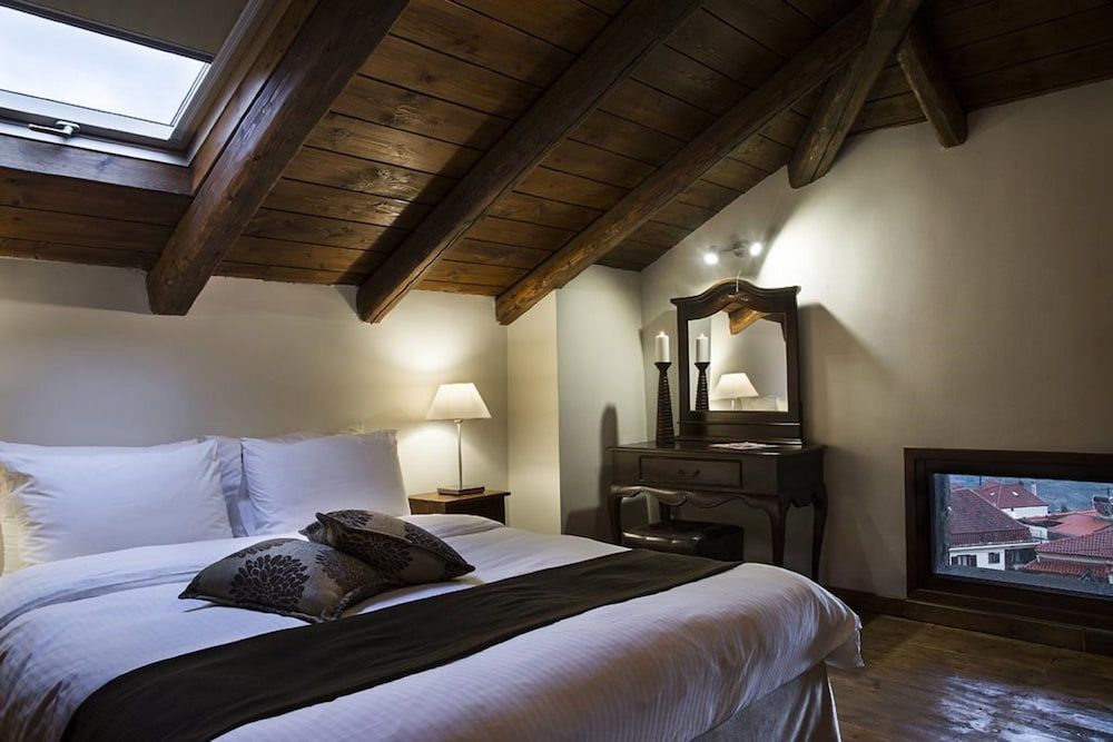 Xenonas Iresioni Family Room, Fireplace (Maisonette with Attic)