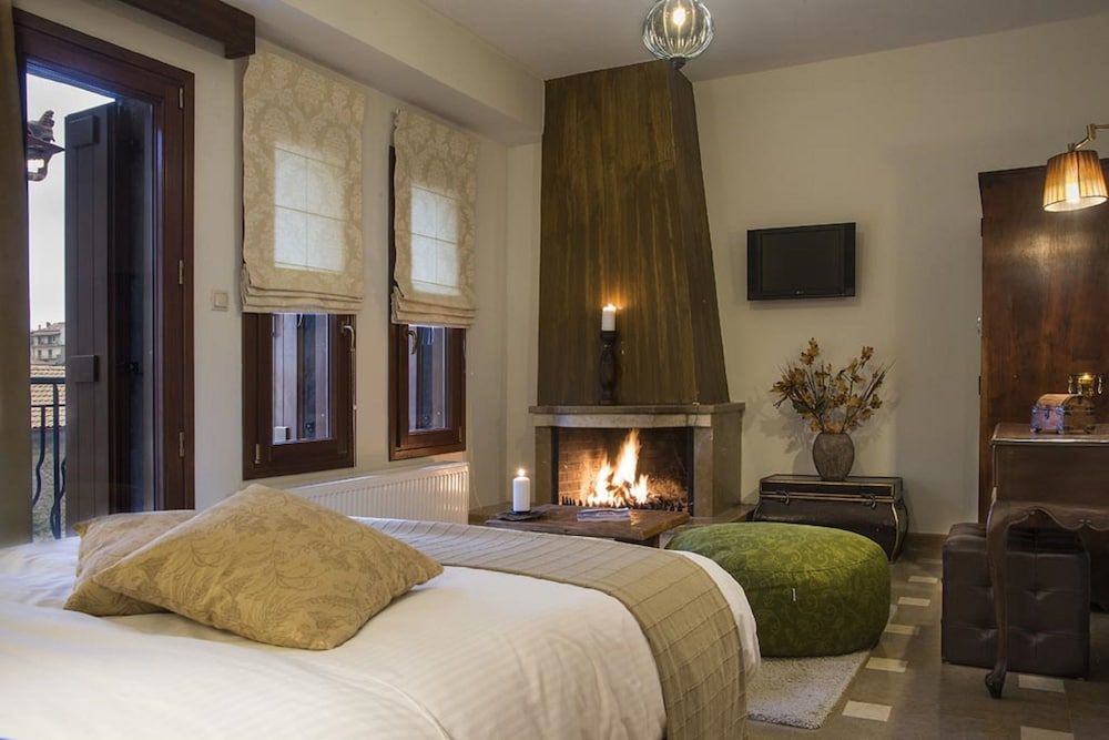 Xenonas Iresioni Double Room, Fireplace 4