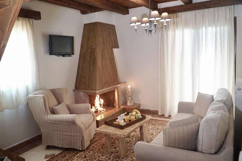 Xenonas Iresioni Family Room, Fireplace (Maisonette with Attic) 8