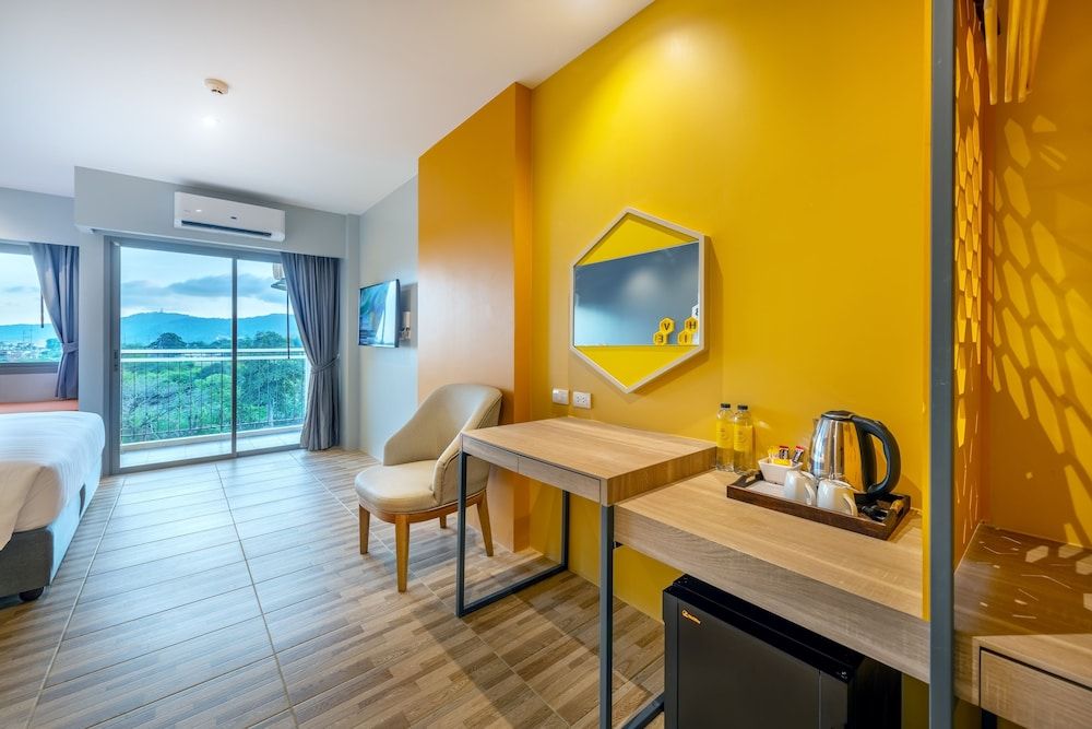 Beehive Boutique Hotel Phuket Deluxe Room 8