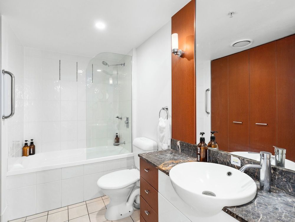 Towers of Chevron - Private Apartments Two-Bedroom Apartment with Ocean View (High Floor) 7