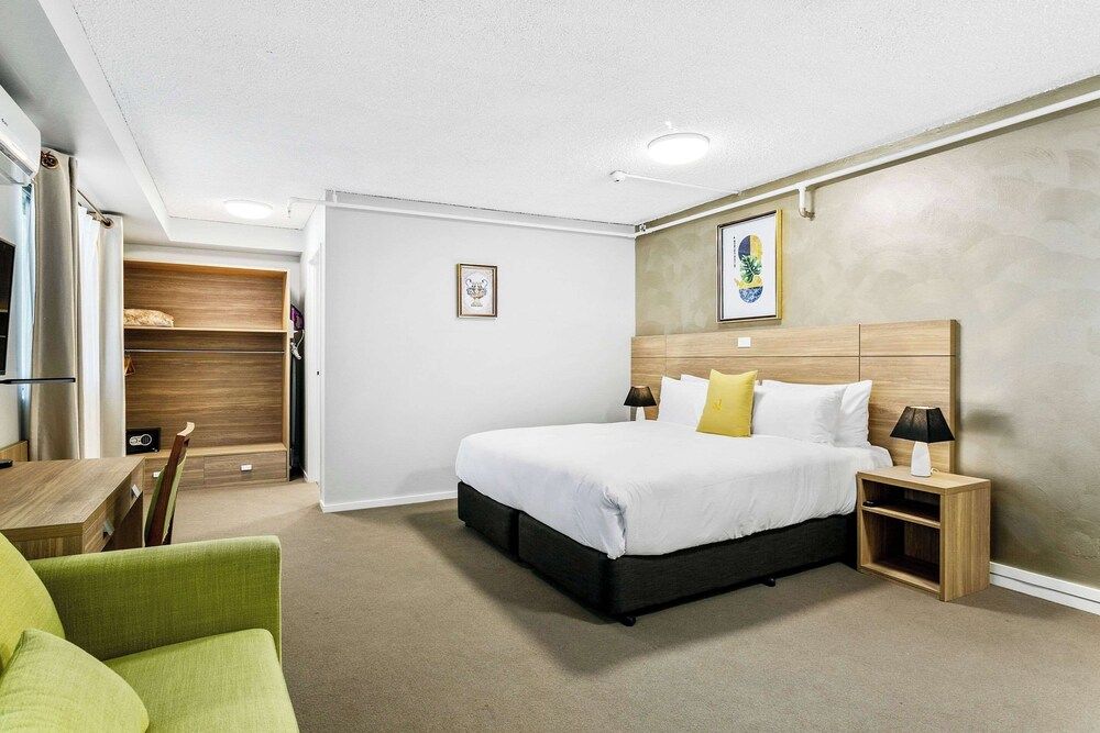 Quality Inn Sunshine Haberfield Room, 1 King Bed with Sofa bed, Non Smoking 3