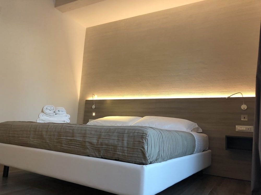 Superior Room, 1 King Bed, Pool View, Poolside