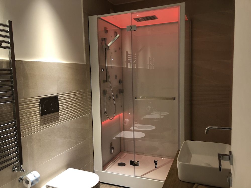 Superior Room, 1 King Bed, Pool View, Poolside
