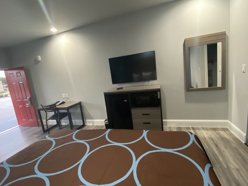 Lone Star Inn - Dickinson Standard Single Room, 1 King Bed 5