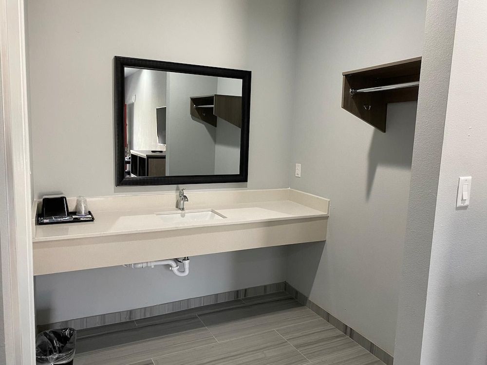 Lone Star Inn - Dickinson Standard Single Room, 1 King Bed 3