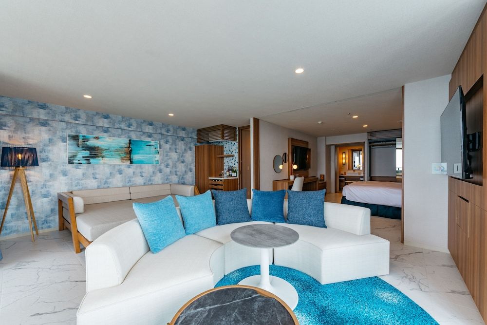 Executive Pool Suite (7F) Non-Smoking