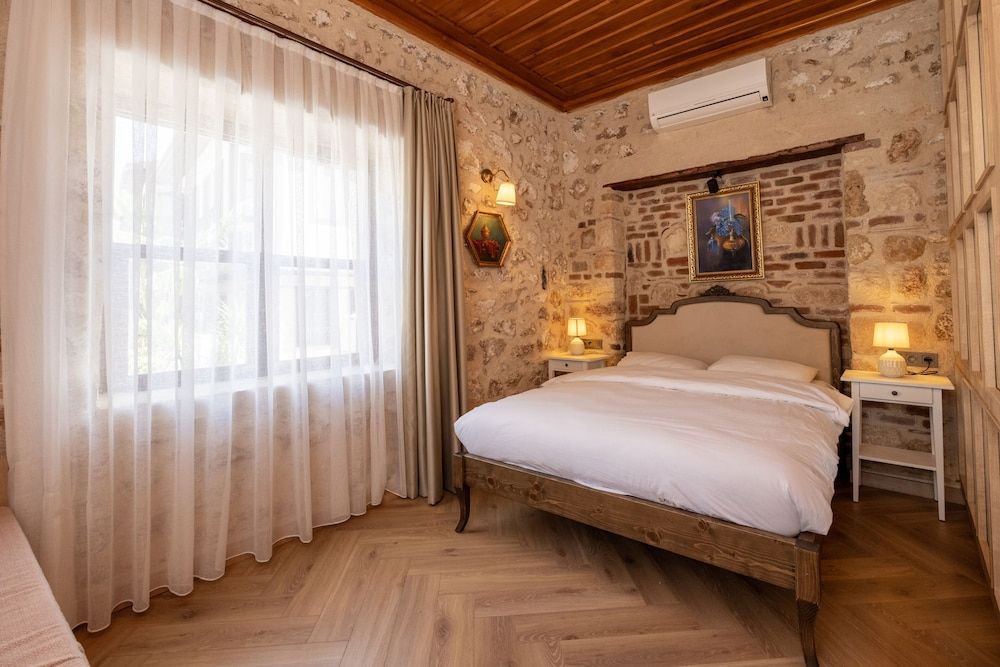 Deluxe Room, 1 Queen Bed with Sofa bed, Non Smoking (Economy)