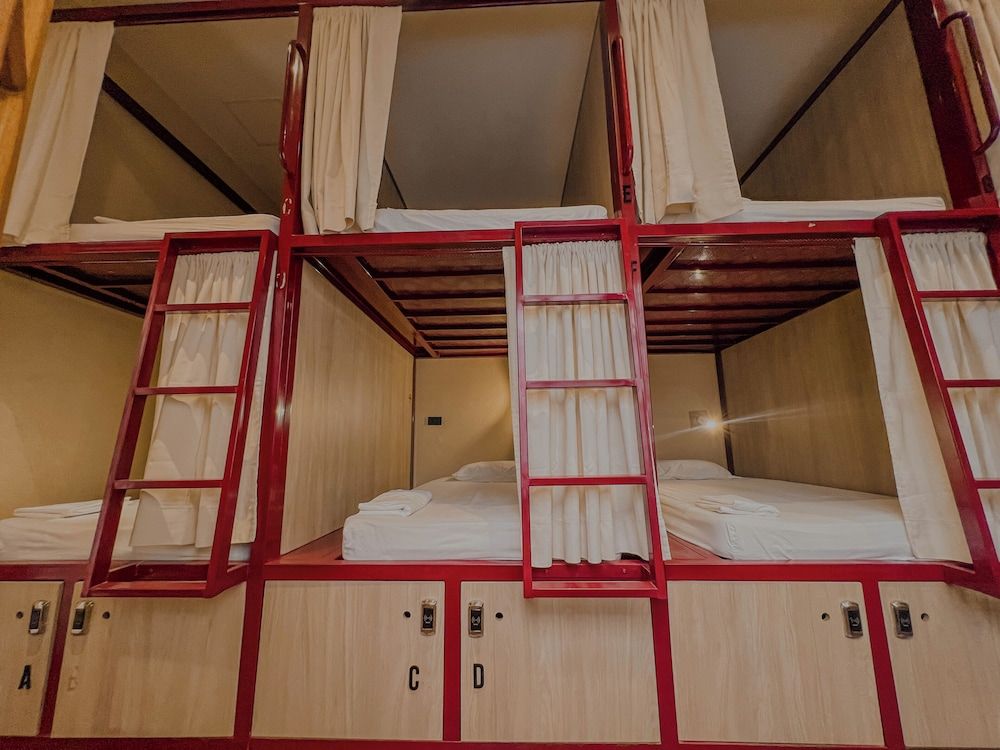 Female Dorm Bed (3 Bunk Beds, 6 People)