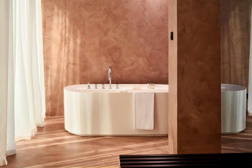 Deep soaking bathtub