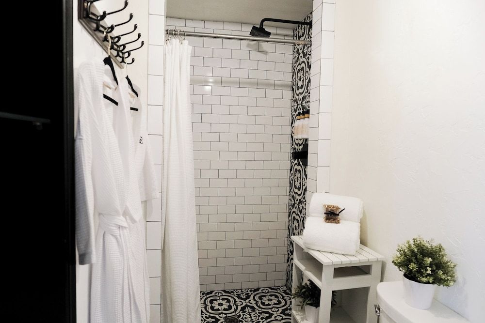 The Evers House Room, 1 King Bed (2) 6