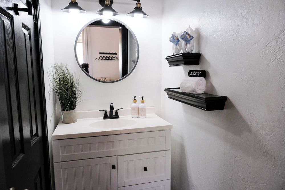 The Evers House Room, 1 King Bed (2) 4