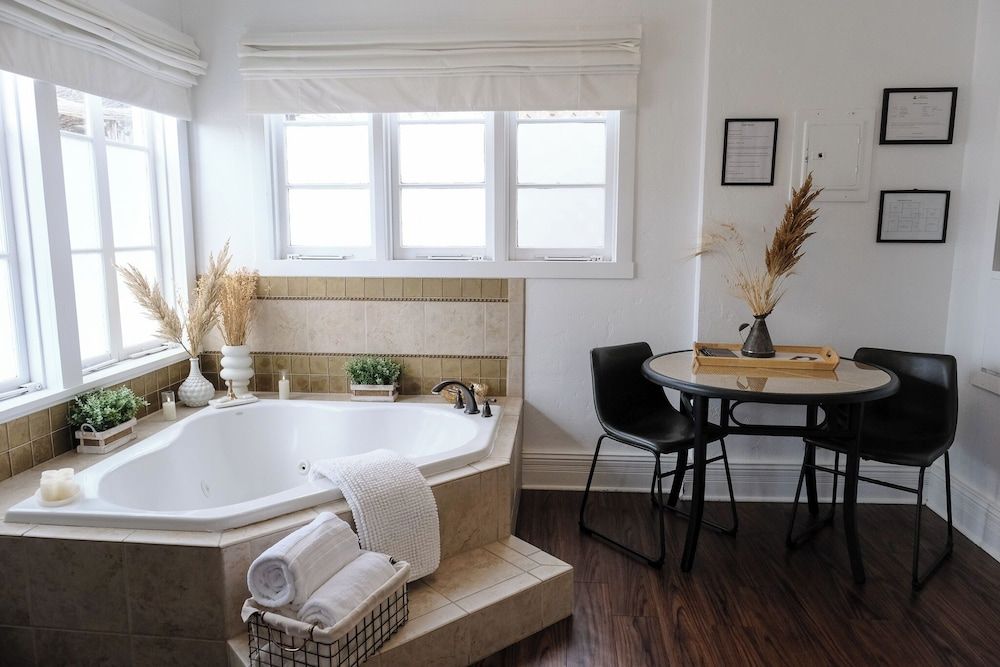 The Evers House Deluxe Room, 1 King Bed (3) 5