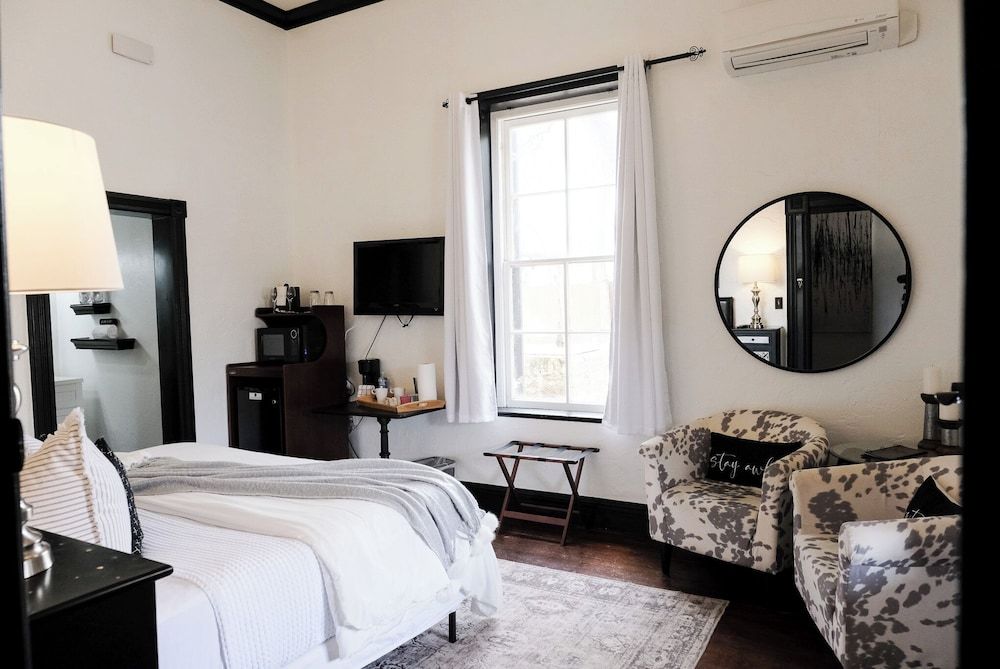 The Evers House Room, 1 King Bed (2) 8