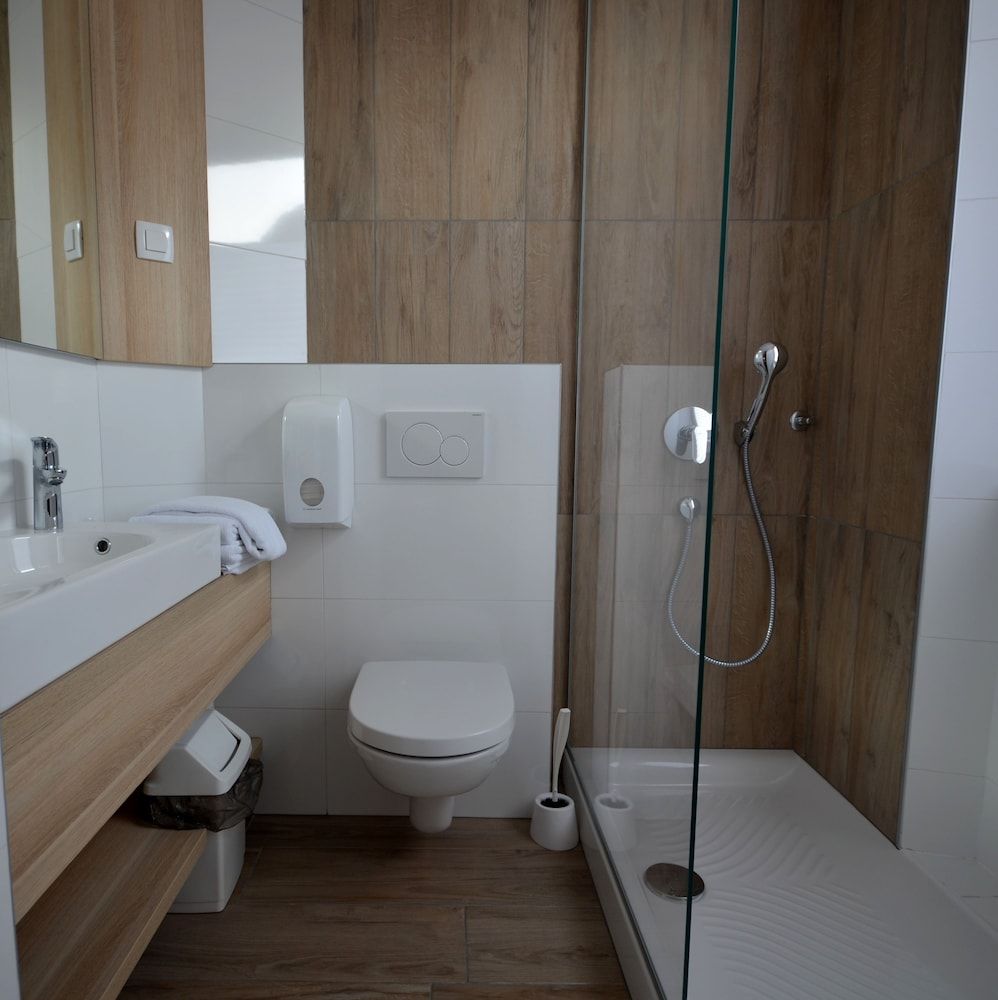 Emonec Hotel Classic Double Room, Private Bathroom 7