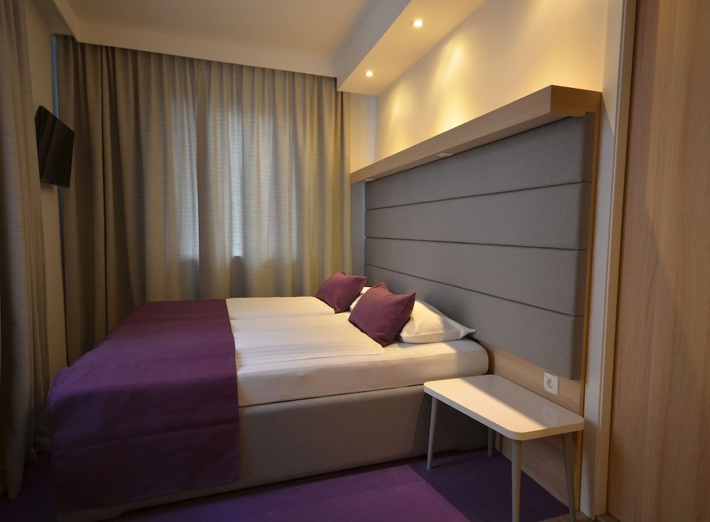 Emonec Hotel Classic Double Room, Private Bathroom 5