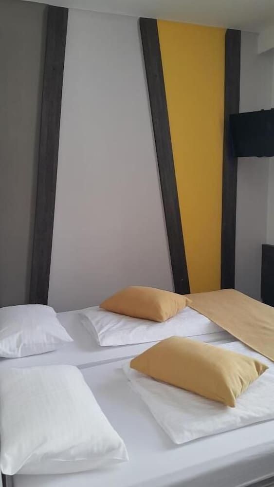 undefined Emonec Hotel 5