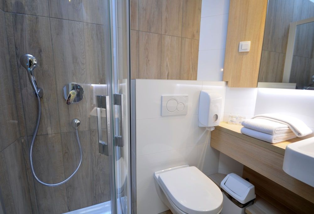 Emonec Hotel Classic Twin Room, Private Bathroom 3