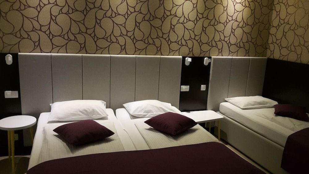 Emonec Hotel Classic Triple Room, Private Bathroom 3